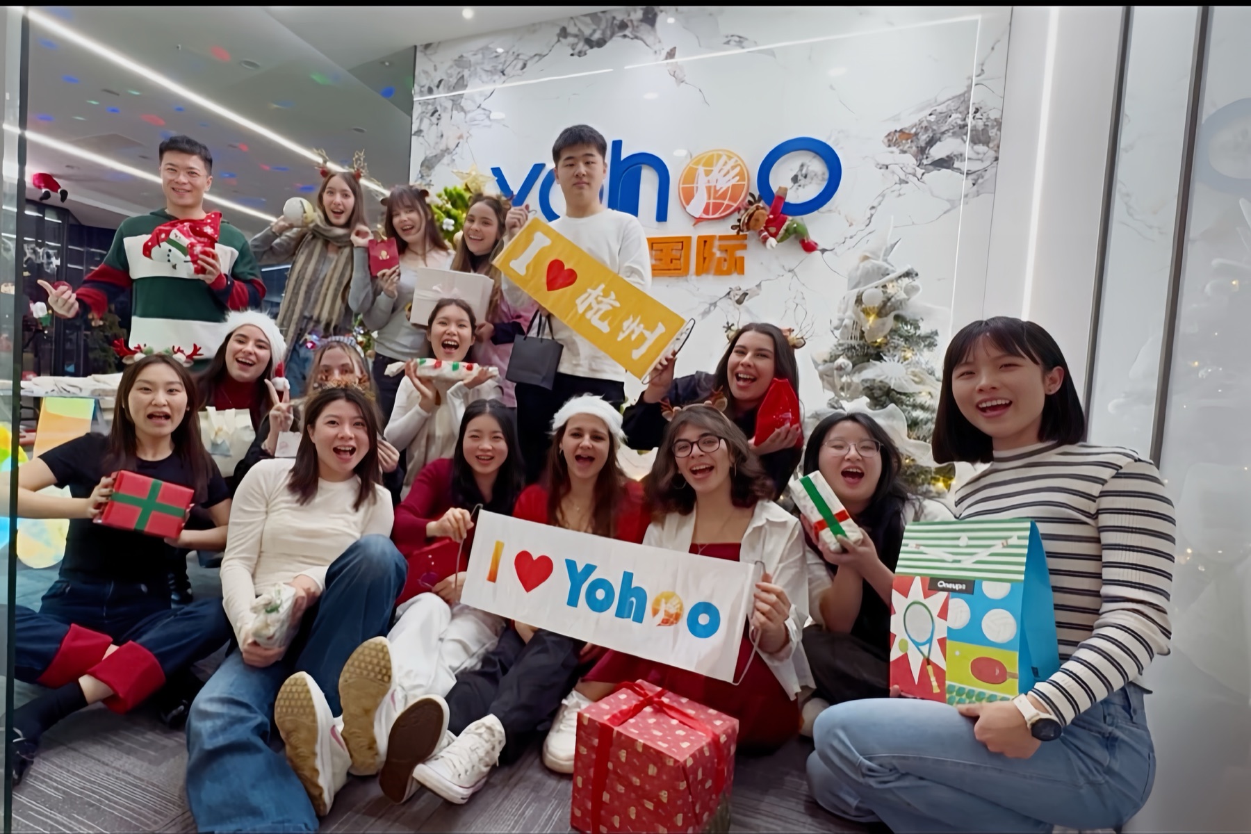 Yohoo team and international participants celebrating Christmas at the Hangzhou office
