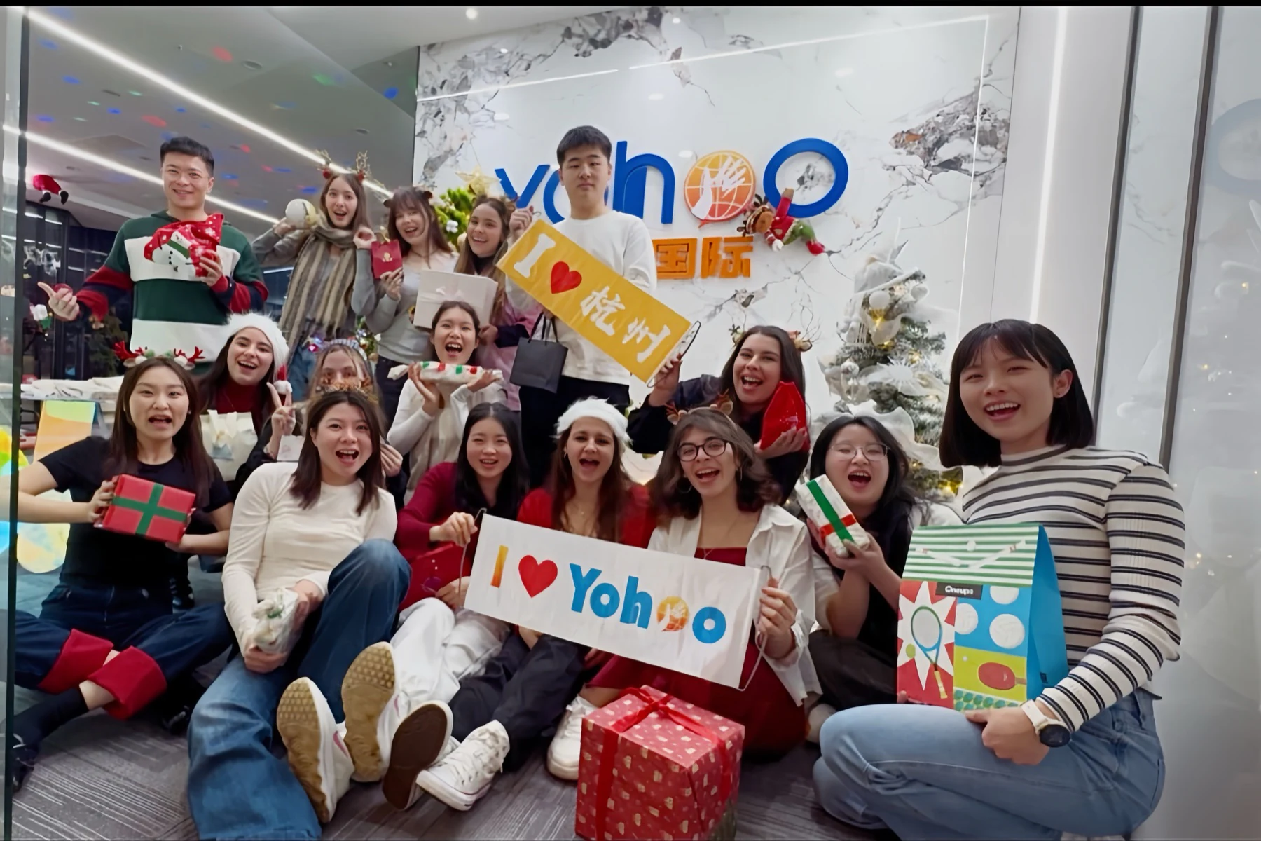 Yohoo team and international participants celebrating Christmas at the Hangzhou office