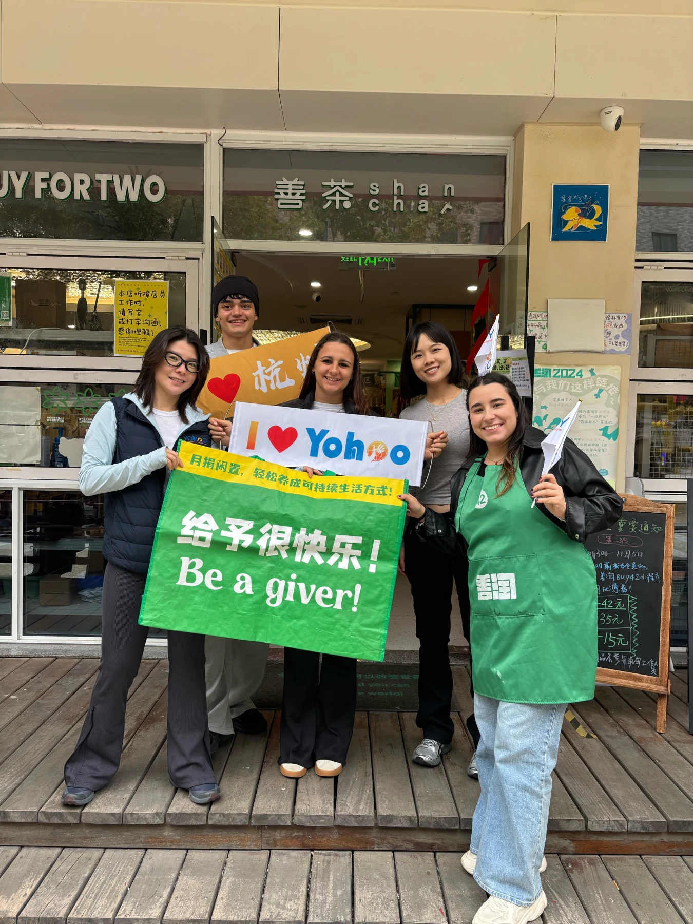 Yohoo au pairs volunteering at a charity shop in Hangzhou